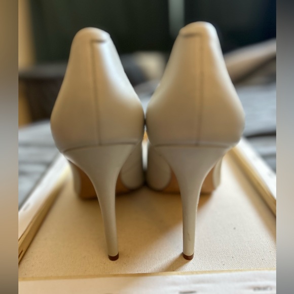 Vince Camuto size 10 leather cream heels. 4 inch heel. - Picture 2 of 5